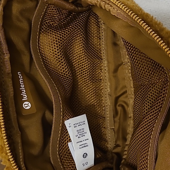 Lululemon Everywhere fleece belt bag in Burnt Caramel - Picture 5 of 6
